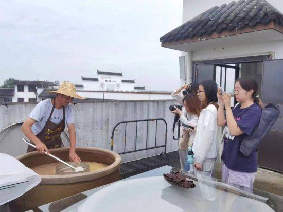 🌸【正版资料免费资料大全】🌸_暨大新闻学院院长刘涛：国内视觉修辞学领域耕耘者  第3张